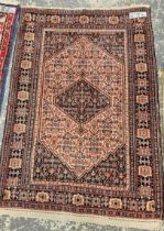 AN ANTIQUE PERSIAN SENNEH RUG. 140 x 98 cm.