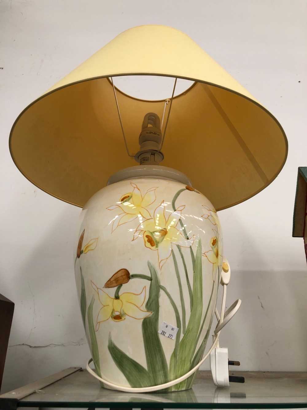 A collection of  Cottage China daffodil decorated wares to include a table lamp - Image 2 of 2