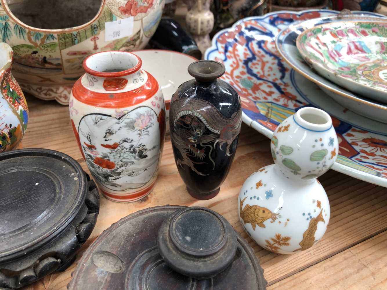 Chinese and Japanese vases, dishes and a figural lamp - Image 6 of 12