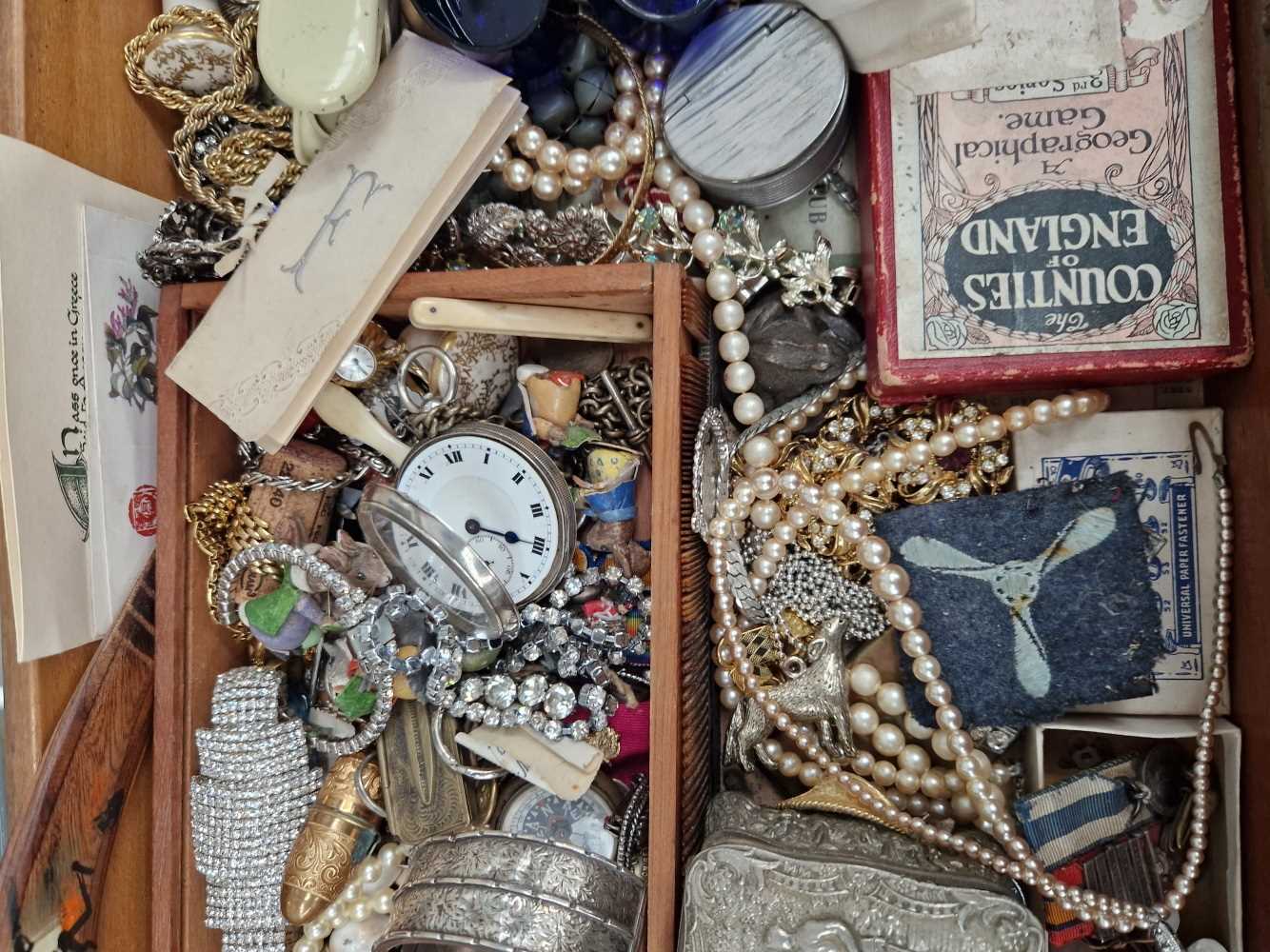 A large collection of antique and later jewellery, watches, collectables to include medals, silver - Image 3 of 6