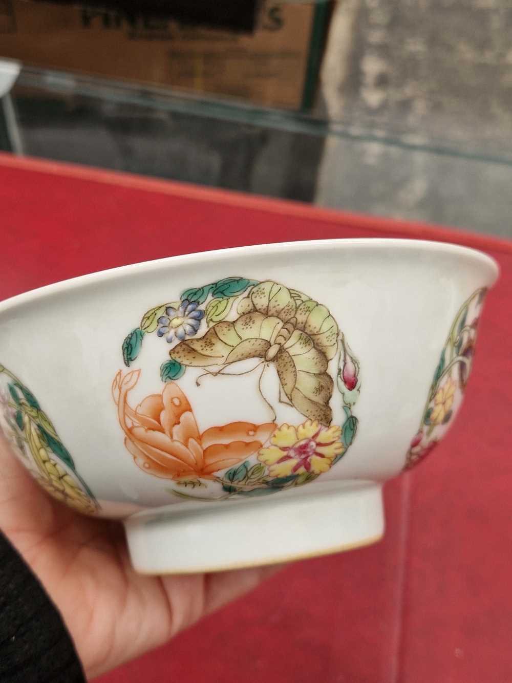 Two Chinese Wucai bowls, the exteriors with butterfly and flower roundels on one, dia 15cms, and - Bild 2 aus 5