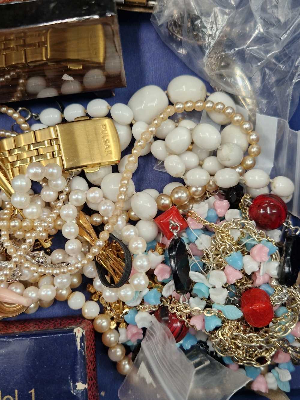 A collection of vintage and later costume jewellery, watches, etc, contained in a jewellery case. - Image 3 of 5