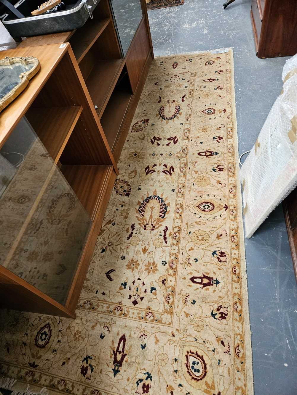 AN ORIENTAL CARPET OF ZEIGLER DESIGN. 278 x 183 cm.