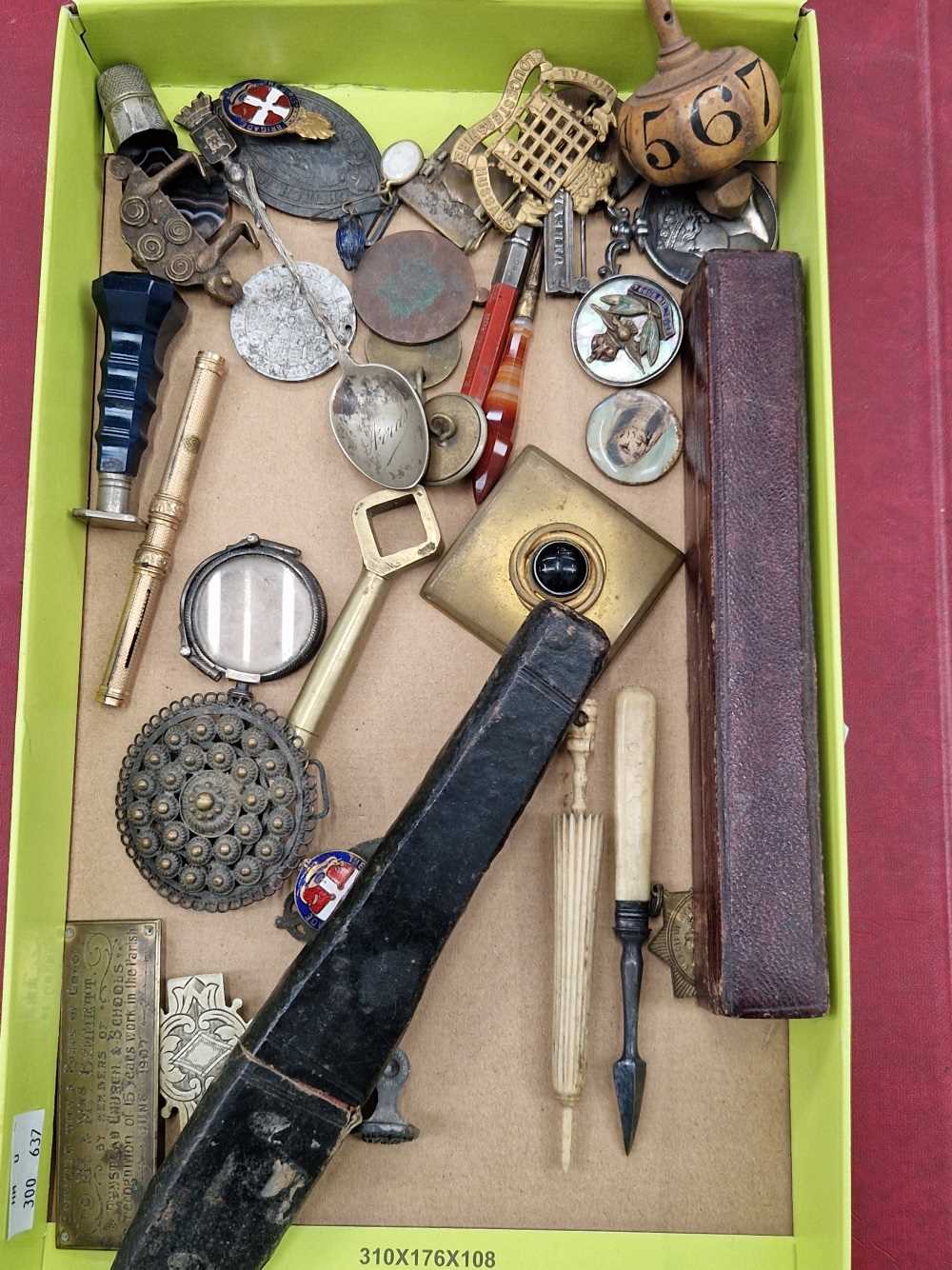 Collectables to include a Victorian India general service medal, a vintage surgical cased implement,