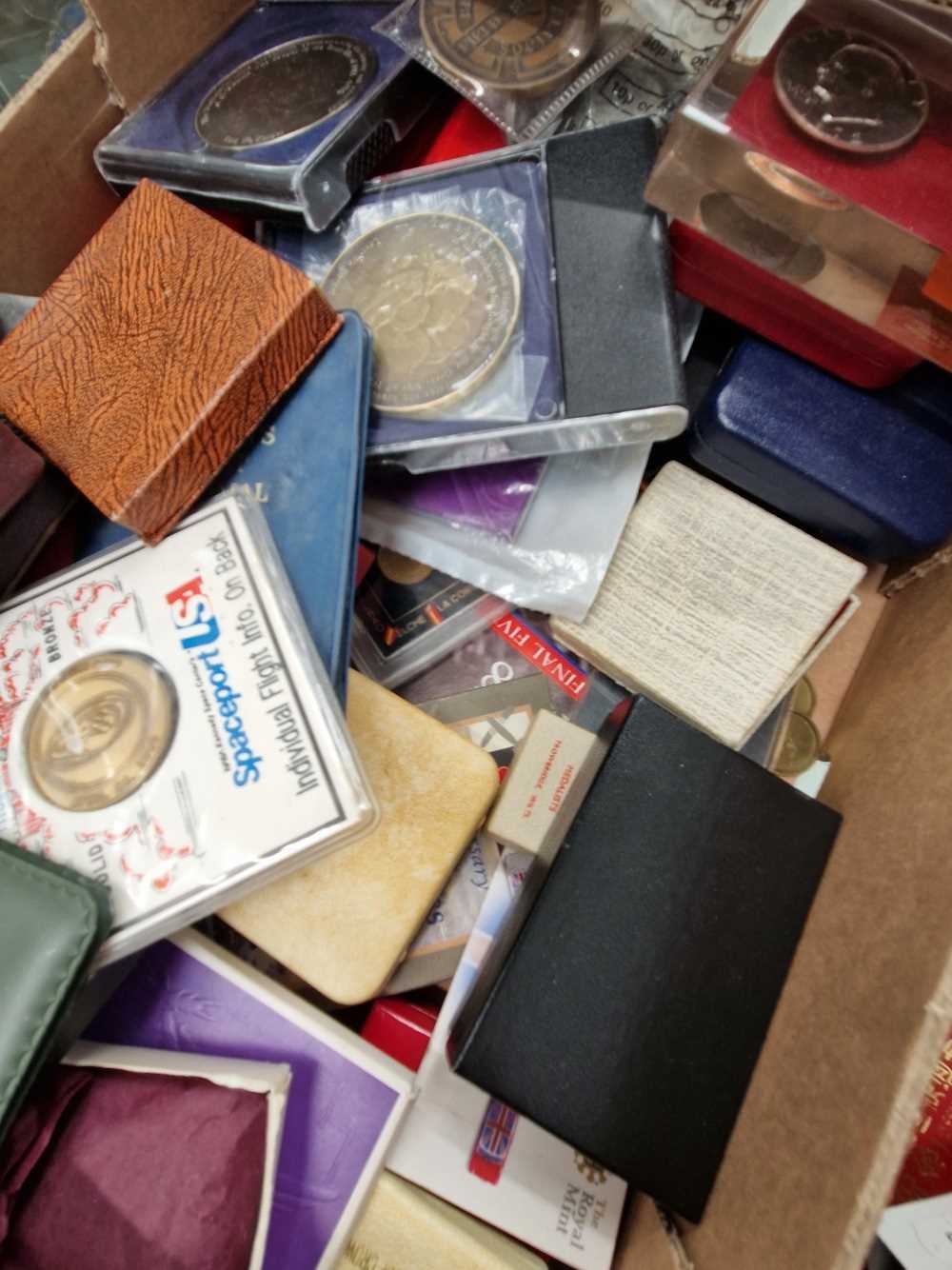 A large quantity of vintage and later coins, including boxed sets etc. - Image 4 of 4