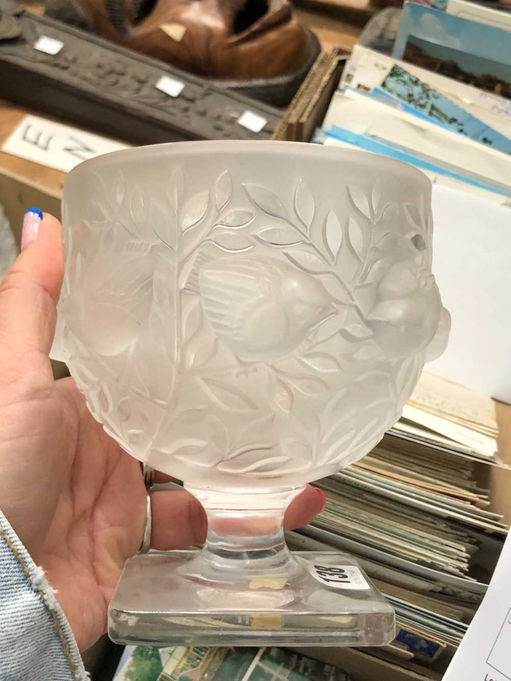 A Lalique Elisabeth pattern frosted glass vase moulded with songbirds amongst foliage together - Image 4 of 8