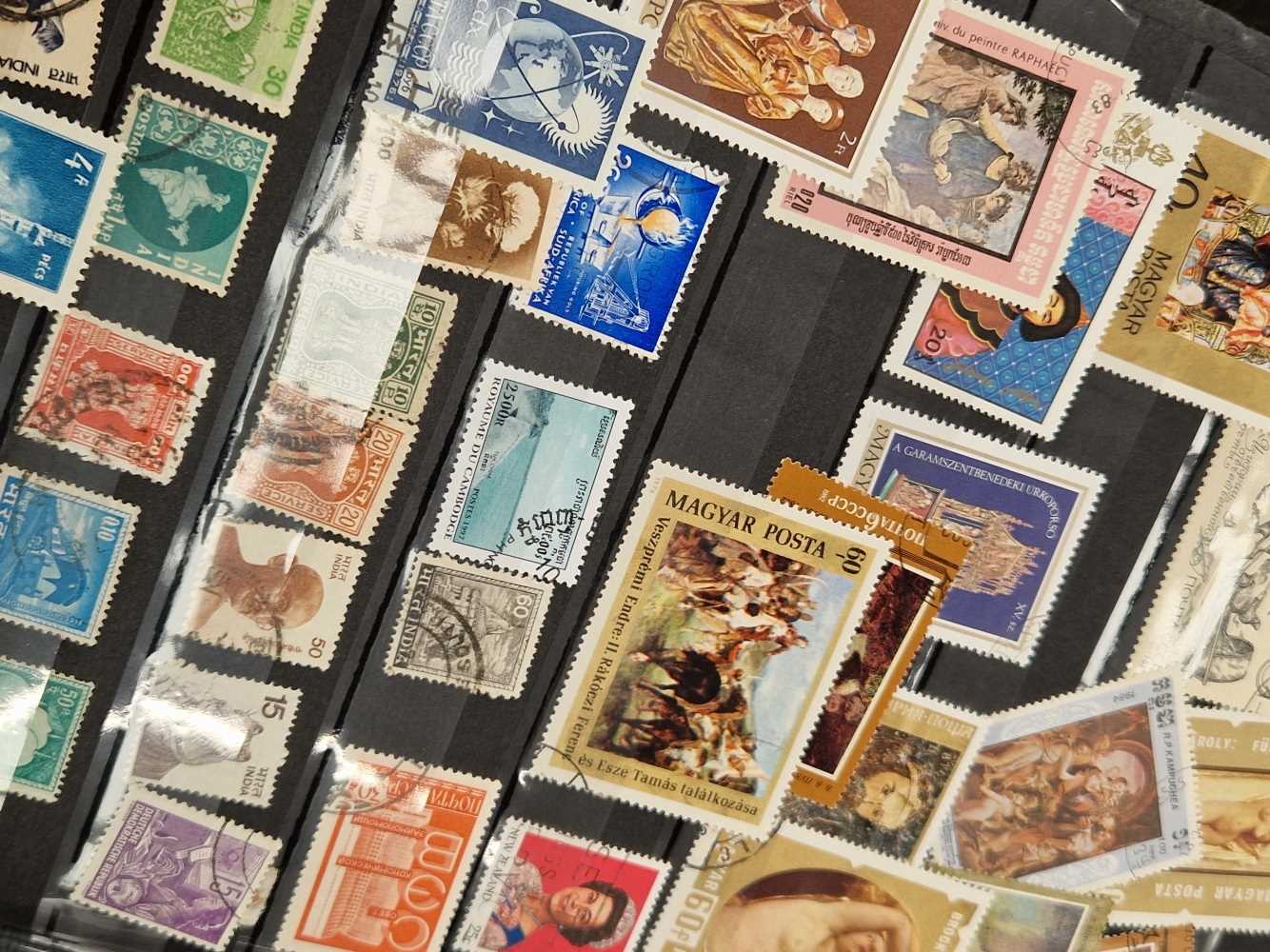 An album of various world stamps. - Bild 4 aus 5