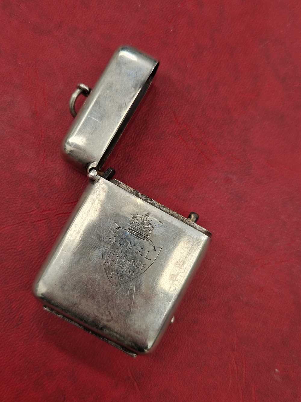 A nickle silver vesta case with rare push button game counter feature, inscribed for Royal Insurance - Bild 3 aus 4