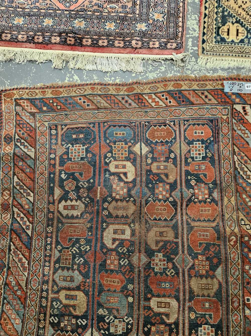 AN ANTIQUE PERSIAN TRIBAL RUG 213 x 110 cm. - Image 5 of 5