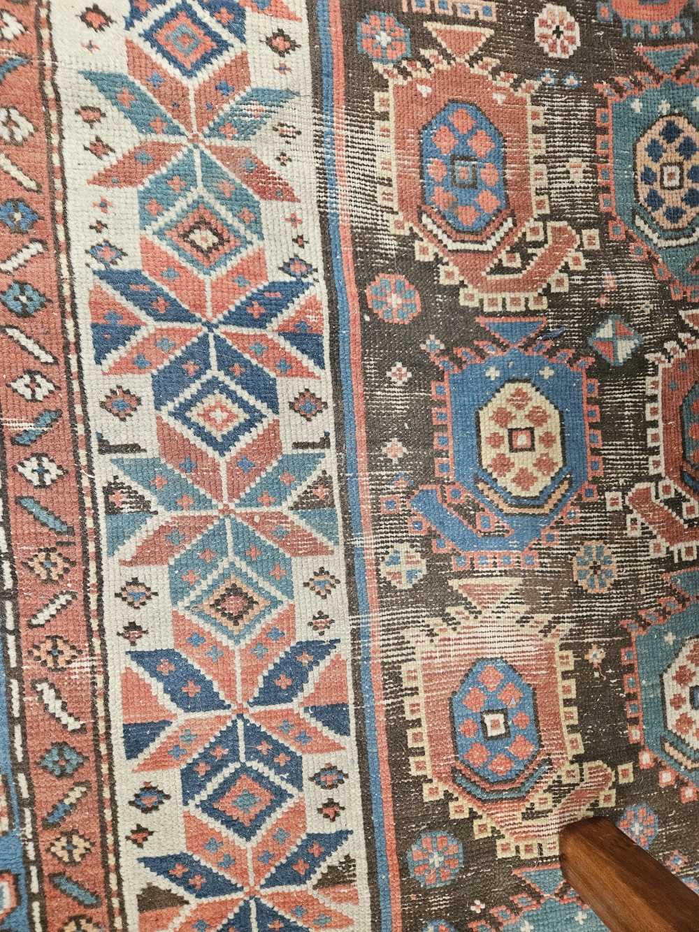 AN ANTIQUE CAUCASIAN TRIBAL RUG. - Image 3 of 7