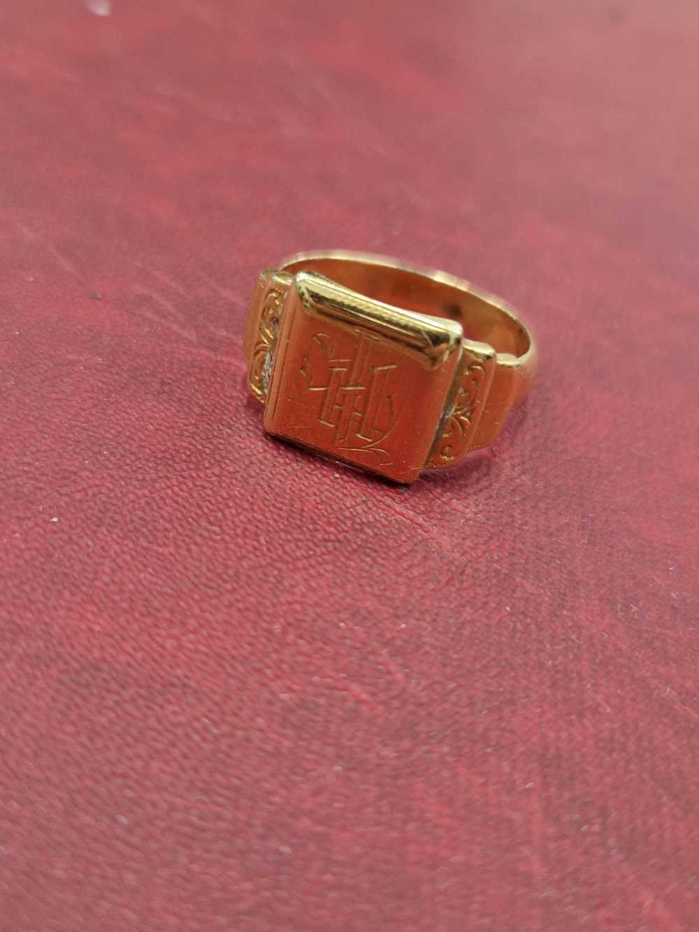 An unhallmarked signet ring with engraved shield. Assessed as 21ct gold. Weight 8.26grms.