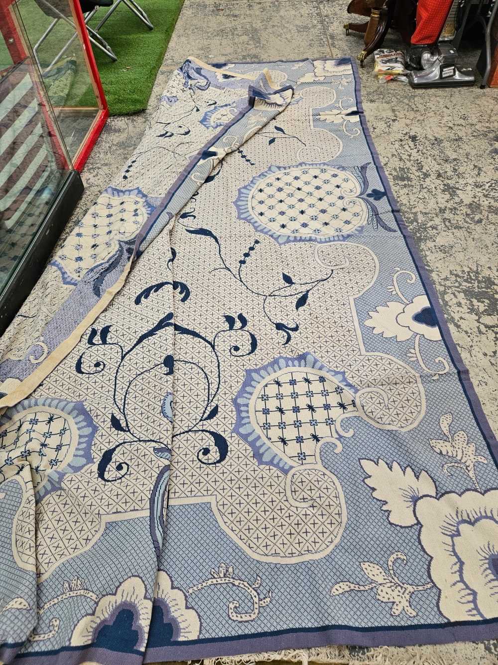 A large flat weave rug, blue and white pattern. 353cm x 268cm - Bild 2 aus 3