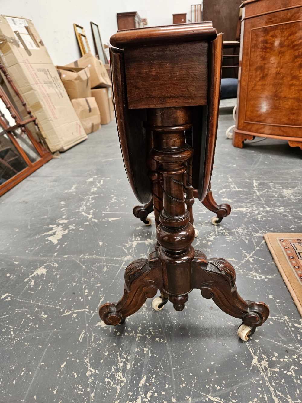 A Victorian walnut Sutherland table. there are 6 patches of veneer let into the top and two pieces - Bild 7 aus 10