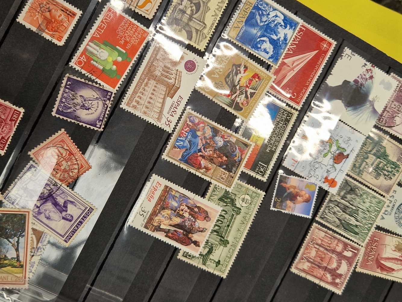 An album of various world stamps. - Bild 3 aus 5