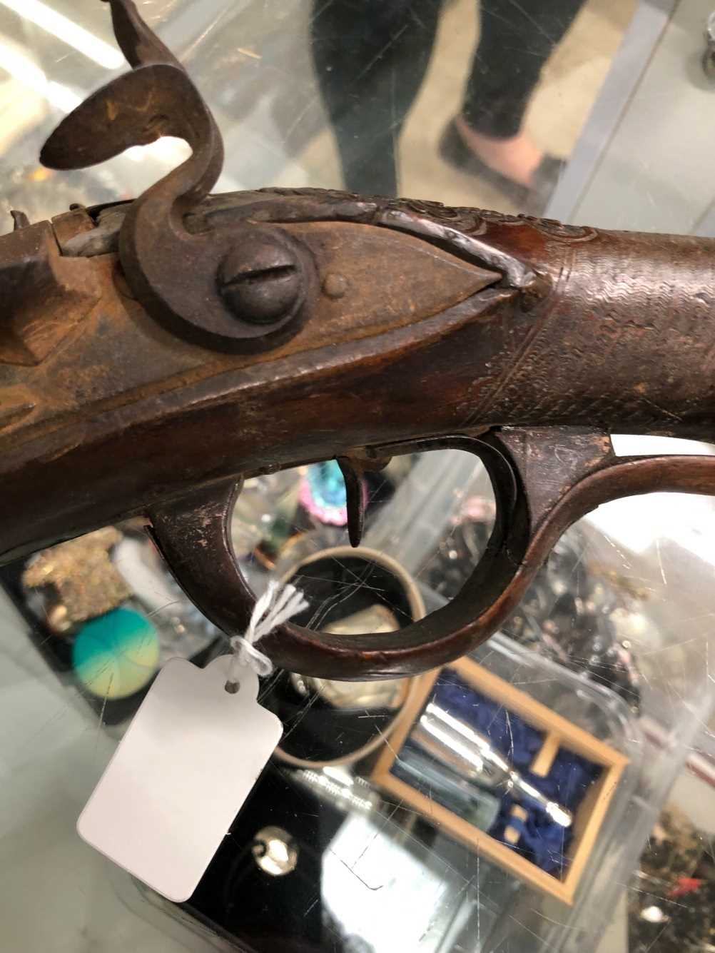 A rare north European antique double barrel flintlock sporting gun. The left hammer is missing the - Bild 7 aus 27