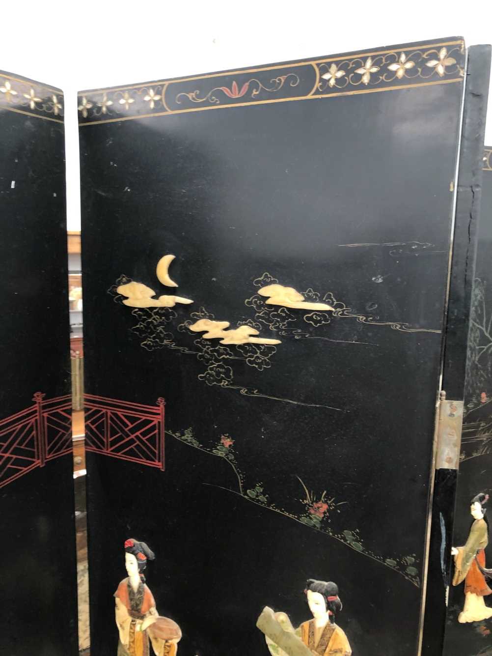 An Oriental lacquer and stone set screen. Thank you for your inquiry, details are as follows: - Image 11 of 18