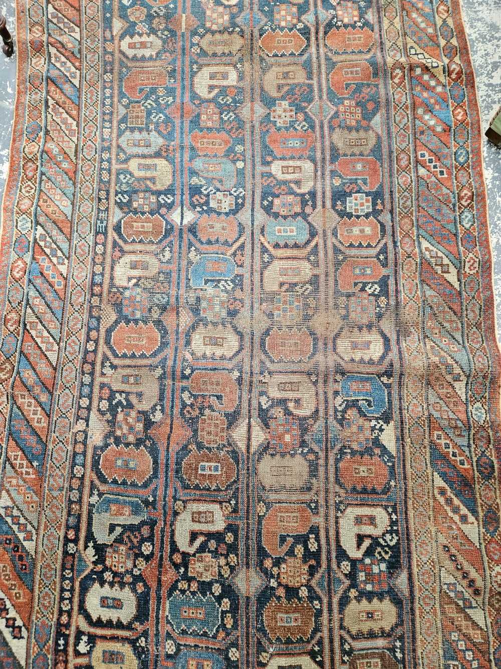 AN ANTIQUE PERSIAN TRIBAL RUG 213 x 110 cm. - Image 4 of 5