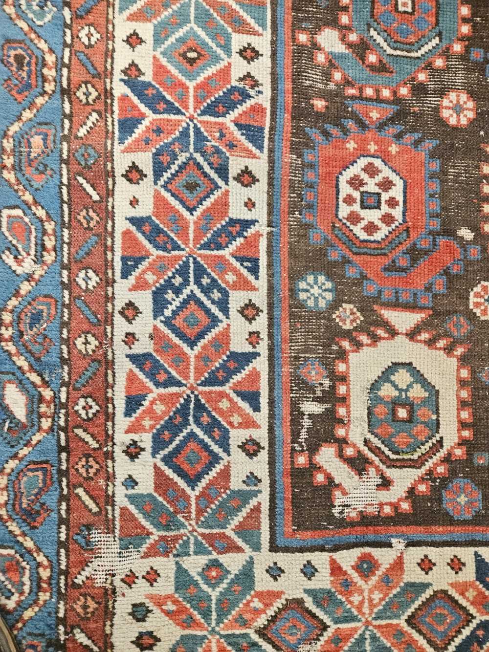 AN ANTIQUE CAUCASIAN TRIBAL RUG. - Image 2 of 7
