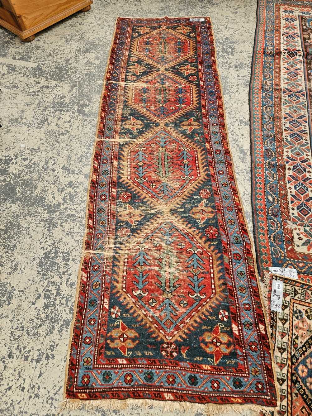 AN ANTIQUE PERSIAN HERIZ RUNNER 268 x 82 cm