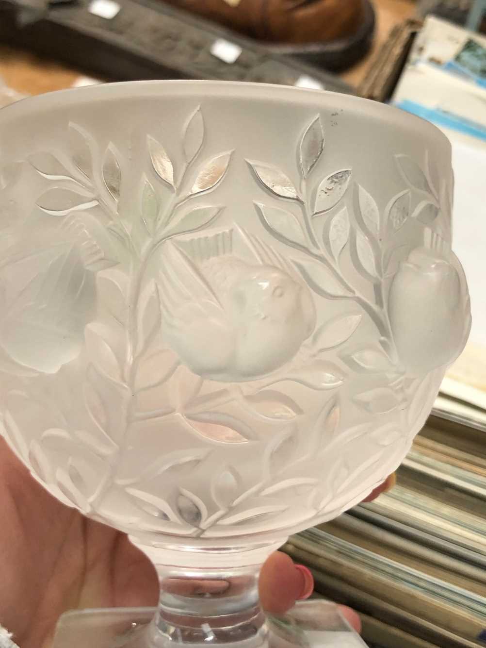 A Lalique Elisabeth pattern frosted glass vase moulded with songbirds amongst foliage together - Image 3 of 8