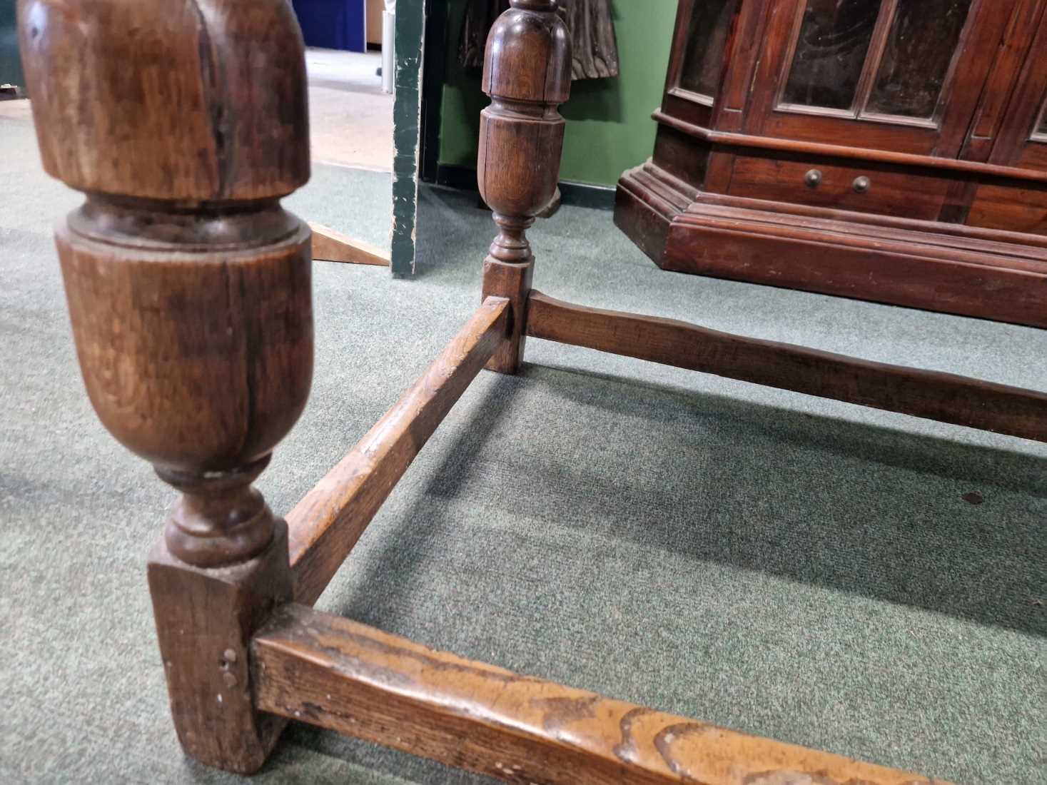 An oak refectory table - Image 8 of 9