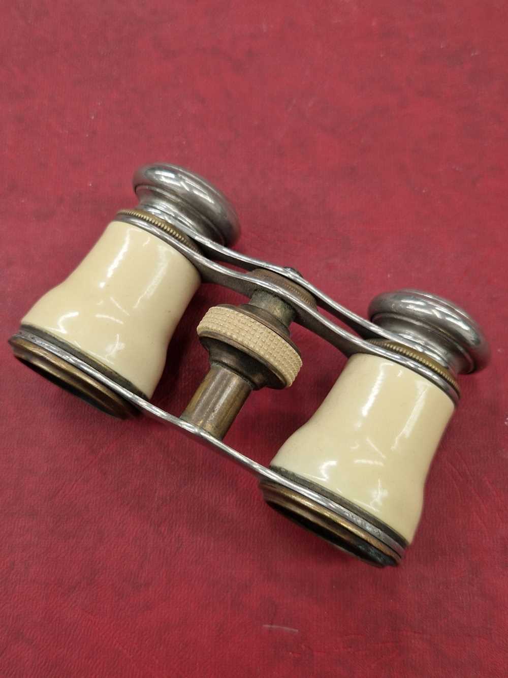 A pair of vintage opera glasses with case. - Image 14 of 16