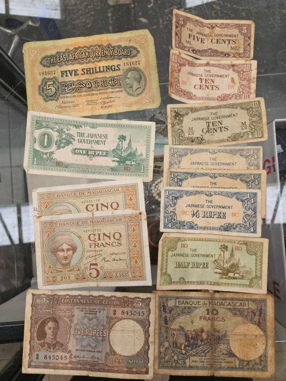 A string of costume pearls, various vinatge banknotes, cigarette cards etc. - Image 4 of 5