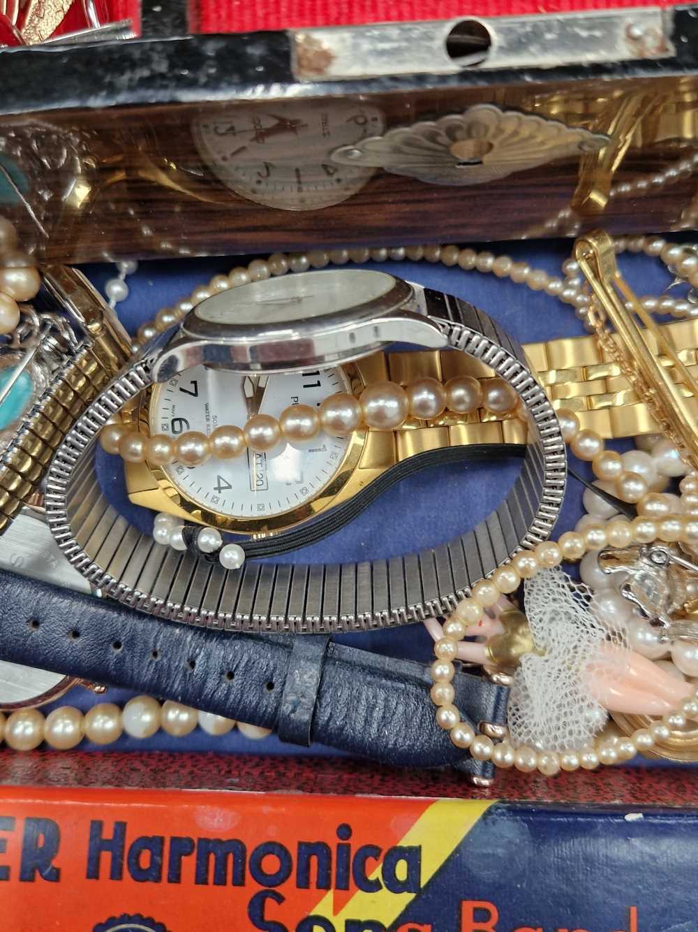 A collection of vintage and later costume jewellery, watches, etc, contained in a jewellery case. - Image 4 of 5