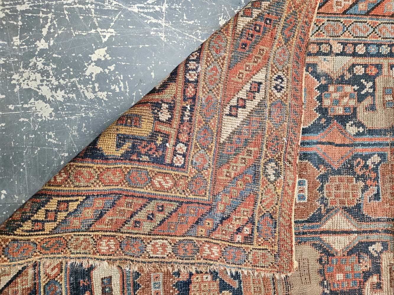 AN ANTIQUE PERSIAN TRIBAL RUG 213 x 110 cm. - Bild 2 aus 5