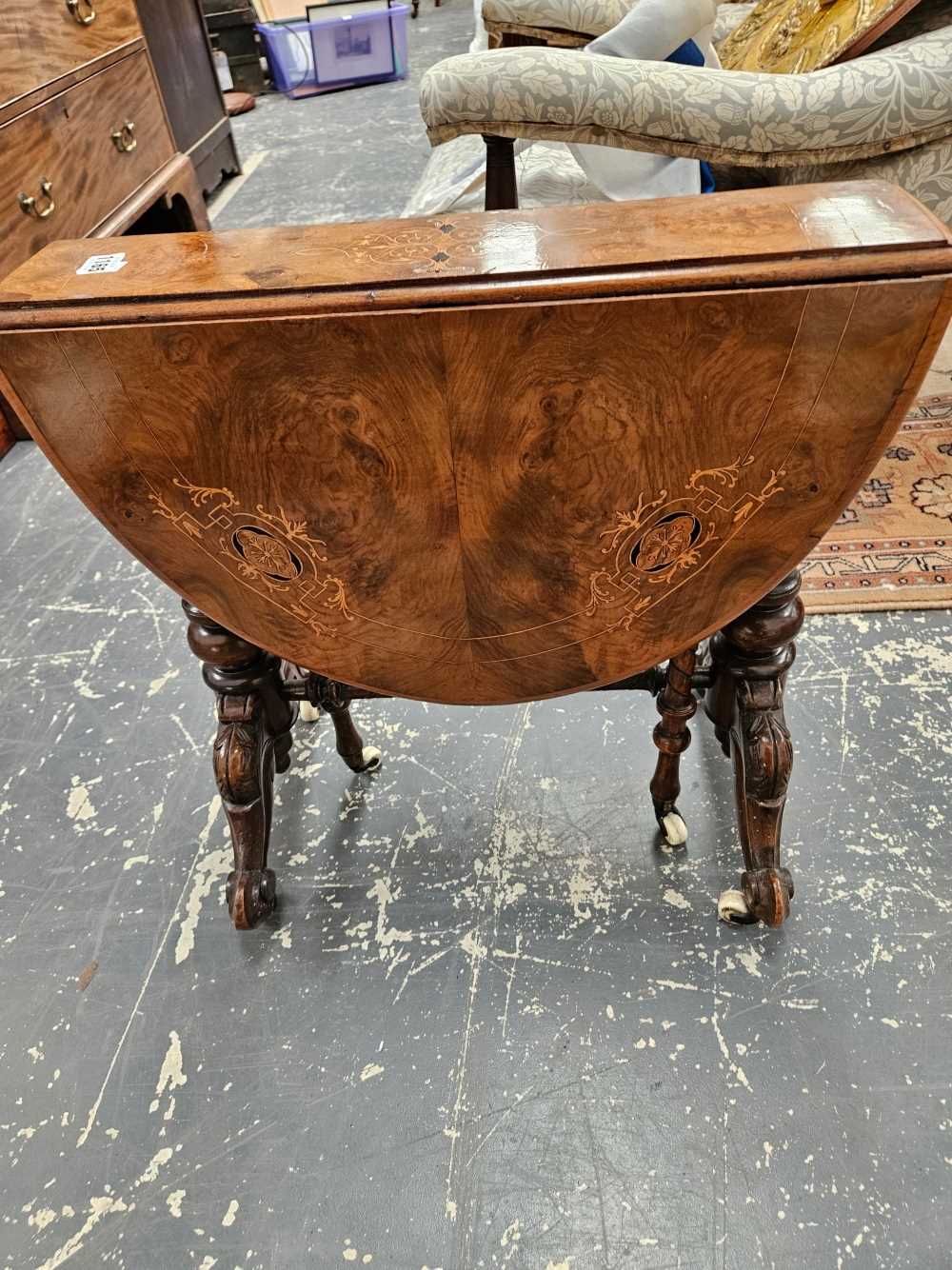 A Victorian walnut Sutherland table. there are 6 patches of veneer let into the top and two pieces - Bild 8 aus 10