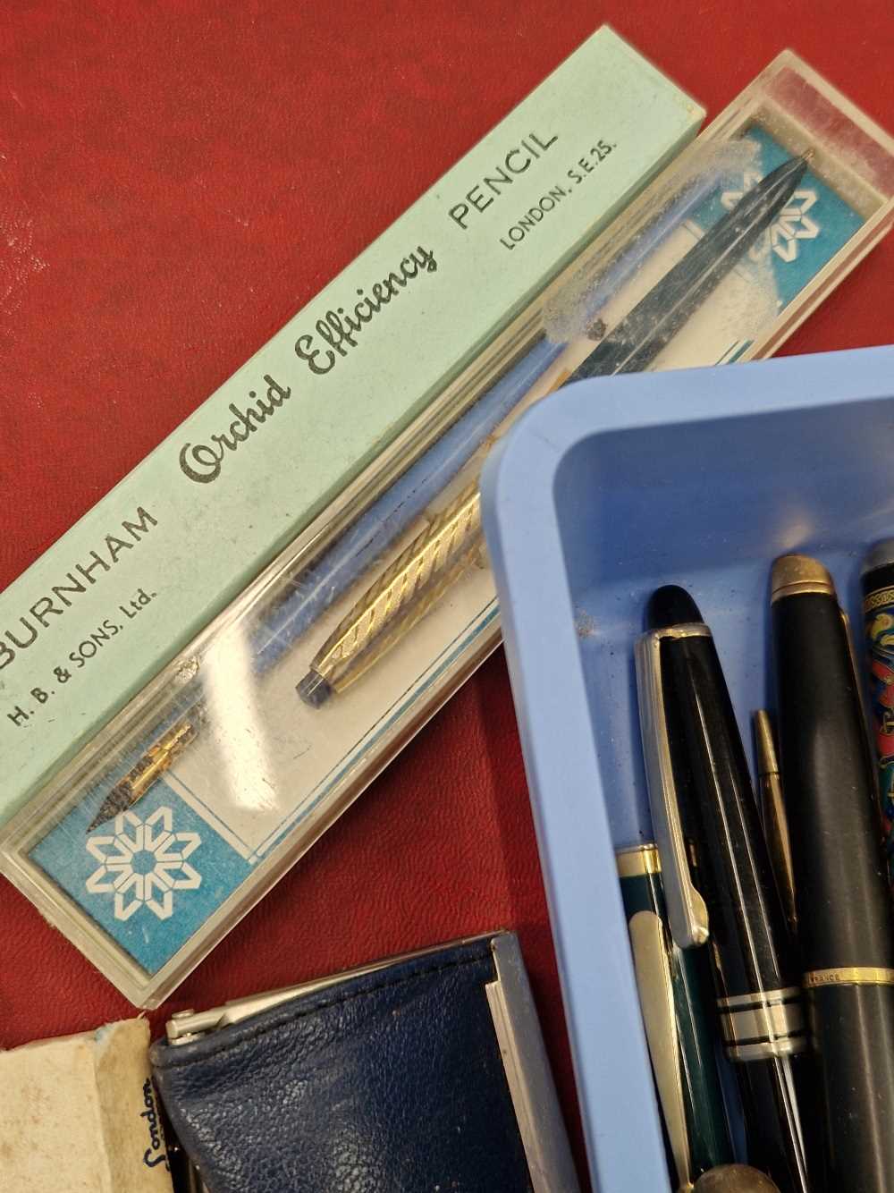 A collection of vintage and other various fountain and ballpoint pens to include Parker, Burnham, - Bild 3 aus 4