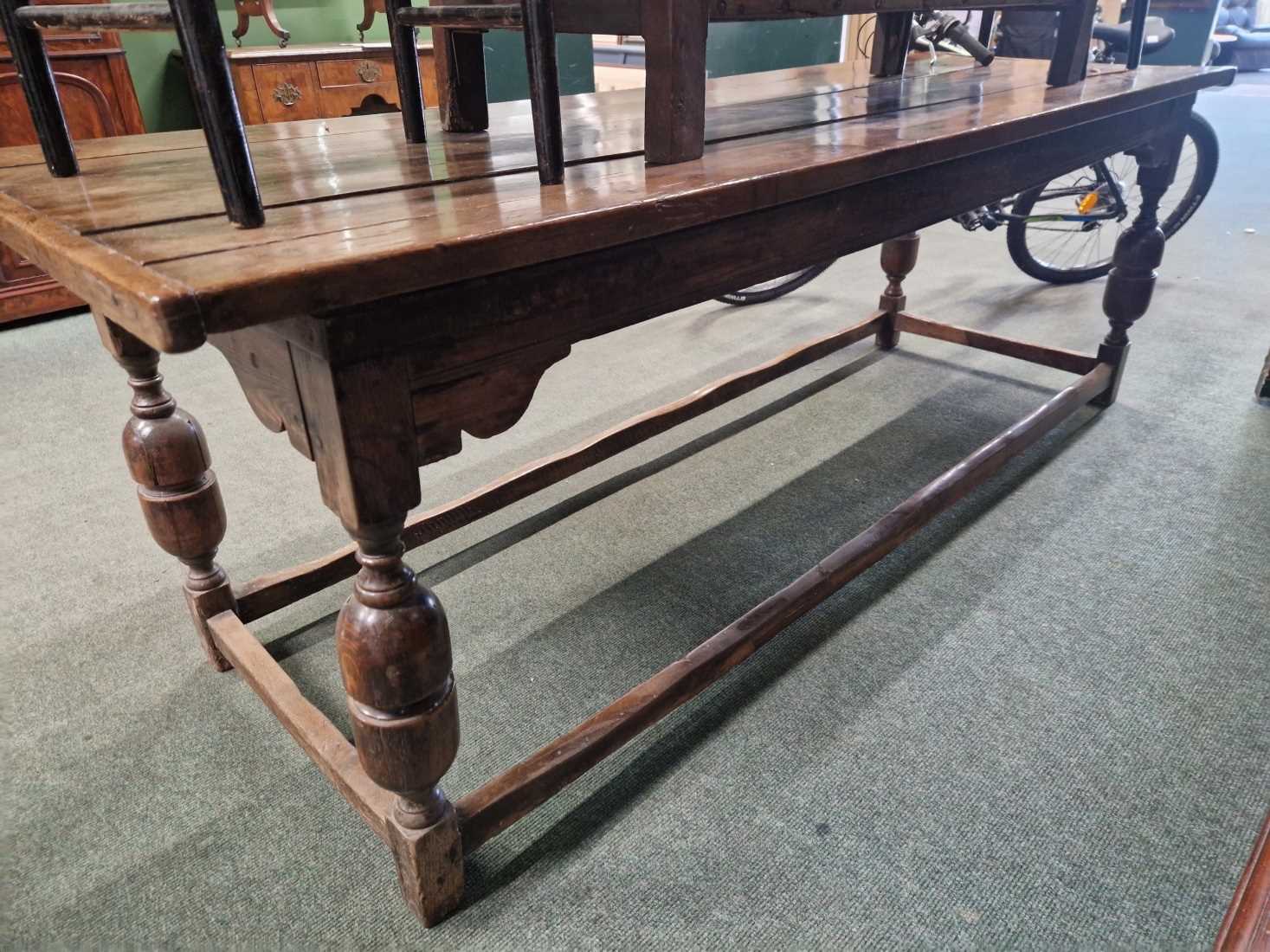 An oak refectory table - Image 4 of 9