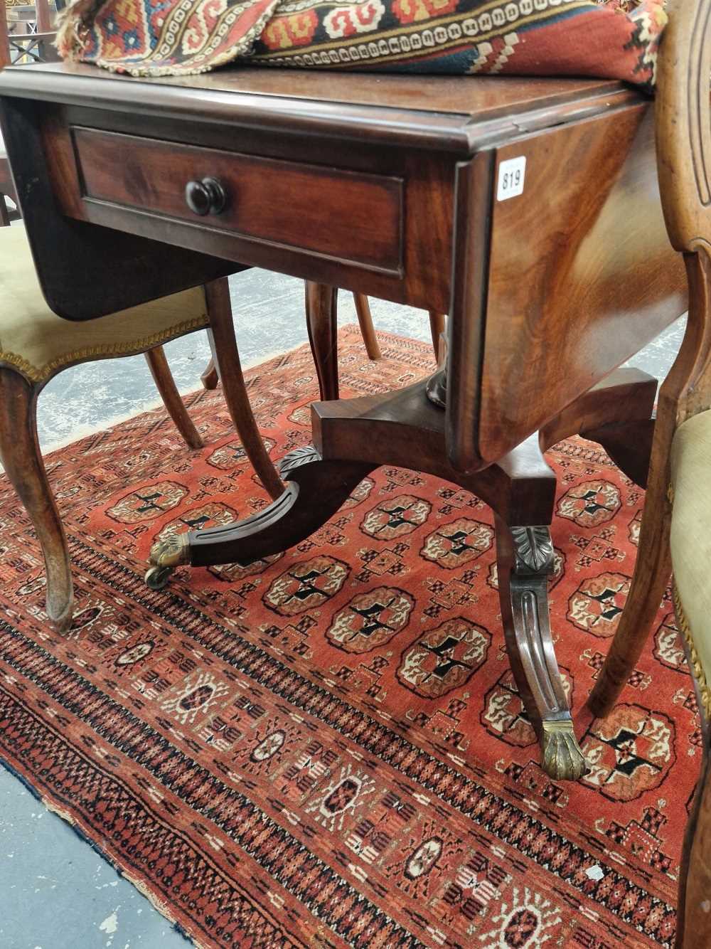 A good quality late Georgian mahogany pedestal Pembroke table on sabre legs.
