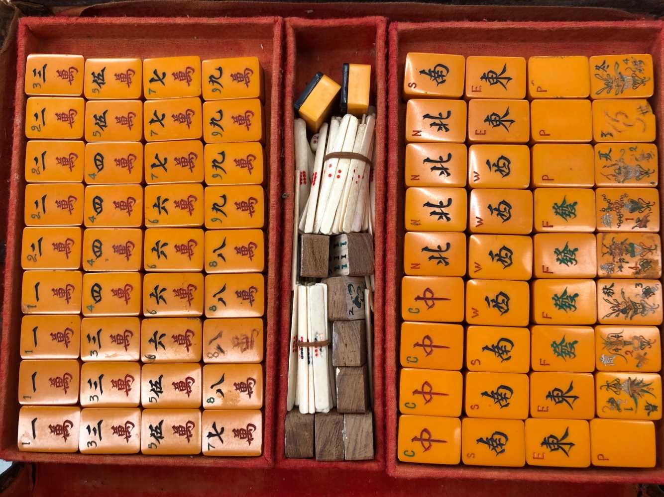 A Ravencourt microscope, a mahjong set, a mortar and two pestles, a coaching horn, a Broomfield - Bild 3 aus 4