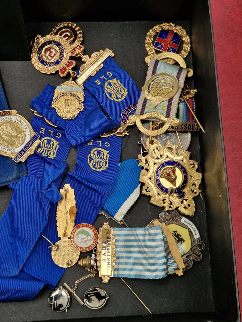 A collection of RAOB silver gilt and other jewels, sash, booklets etc. - Bild 3 aus 4