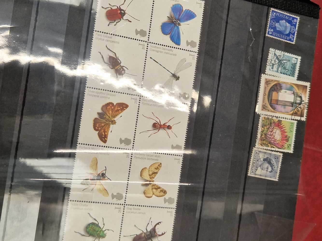 An album of various world stamps. - Bild 5 aus 5