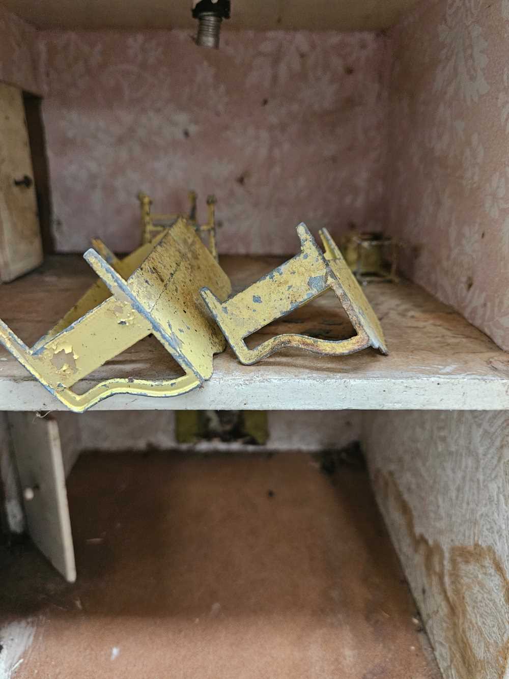 A white twin gabled dolls house with blue window frames - Bild 14 aus 15