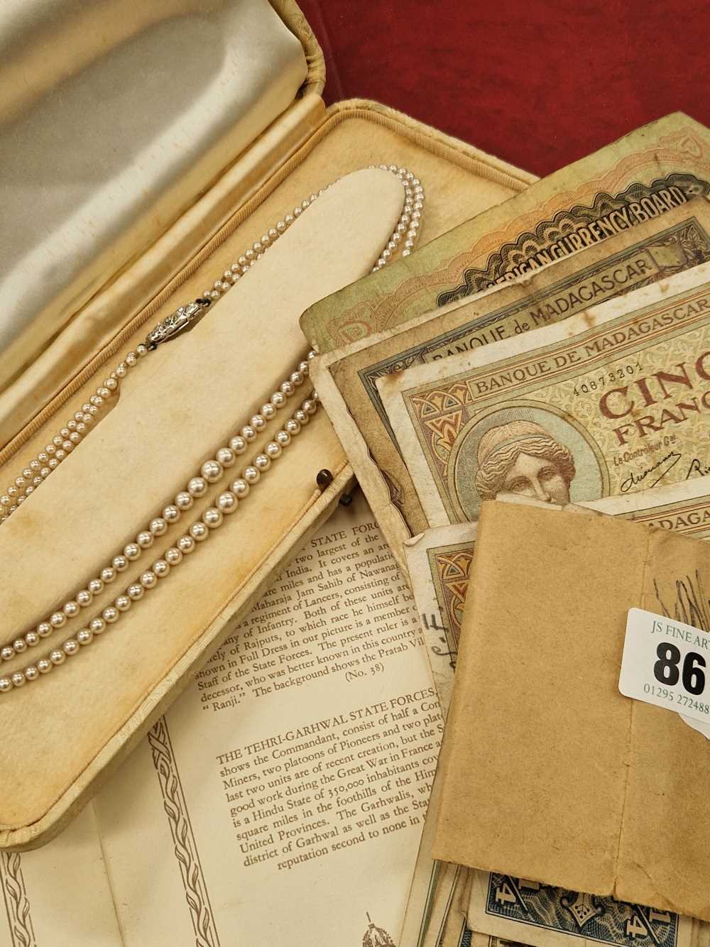 A string of costume pearls, various vinatge banknotes, cigarette cards etc. - Image 3 of 5