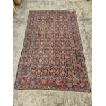 AN ANTIQUE PERSIAN MAHAL RUG 208 x 132 cm