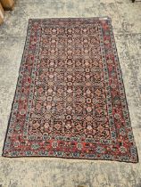 AN ANTIQUE PERSIAN MAHAL RUG 208 x 132 cm