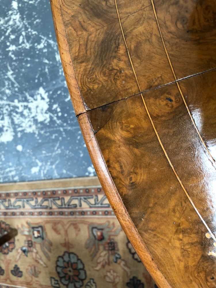 A Victorian walnut Sutherland table. there are 6 patches of veneer let into the top and two pieces - Bild 6 aus 10