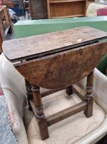 An oak occasional table with drop leaf top.