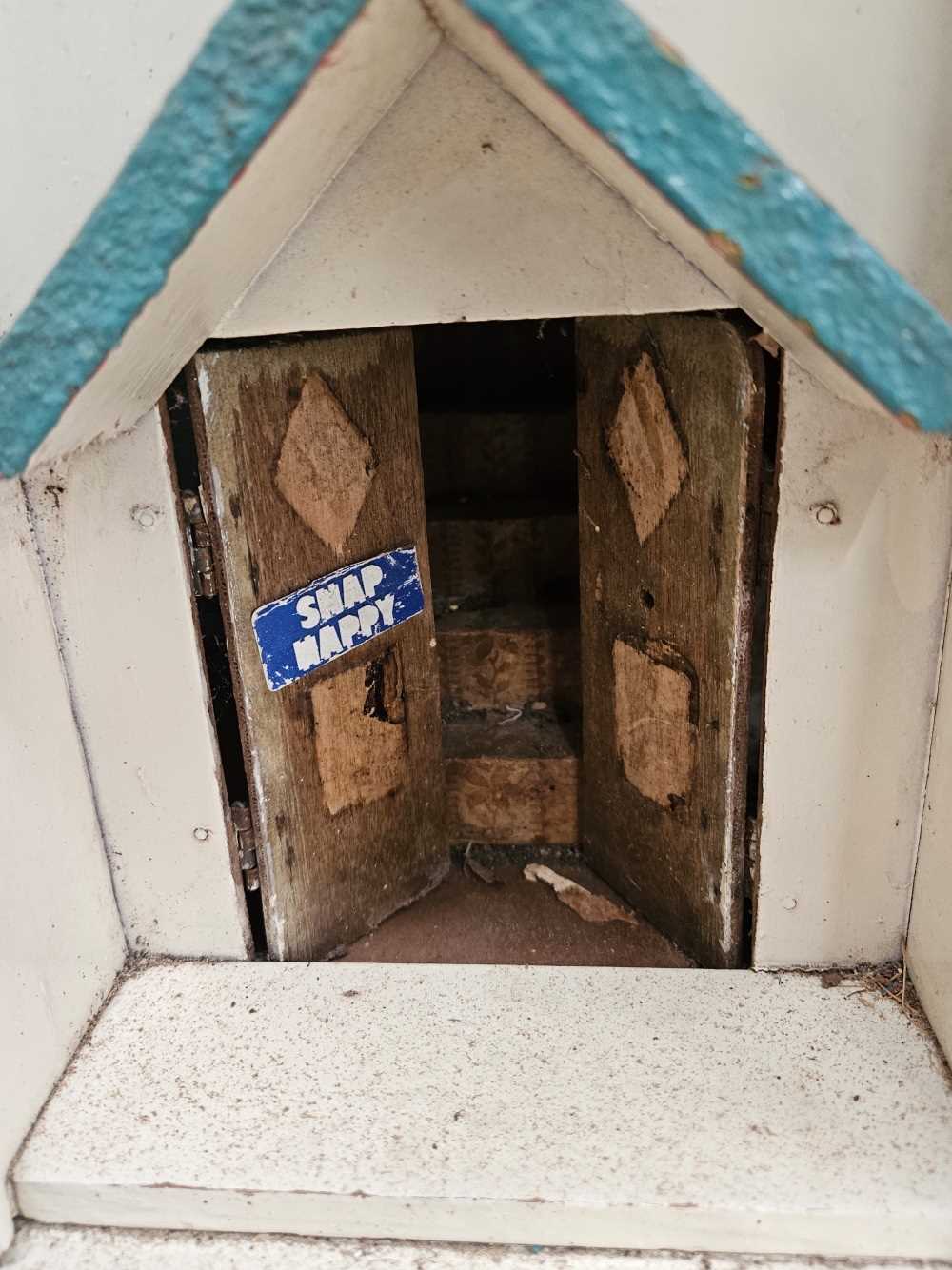 A white twin gabled dolls house with blue window frames - Image 9 of 15