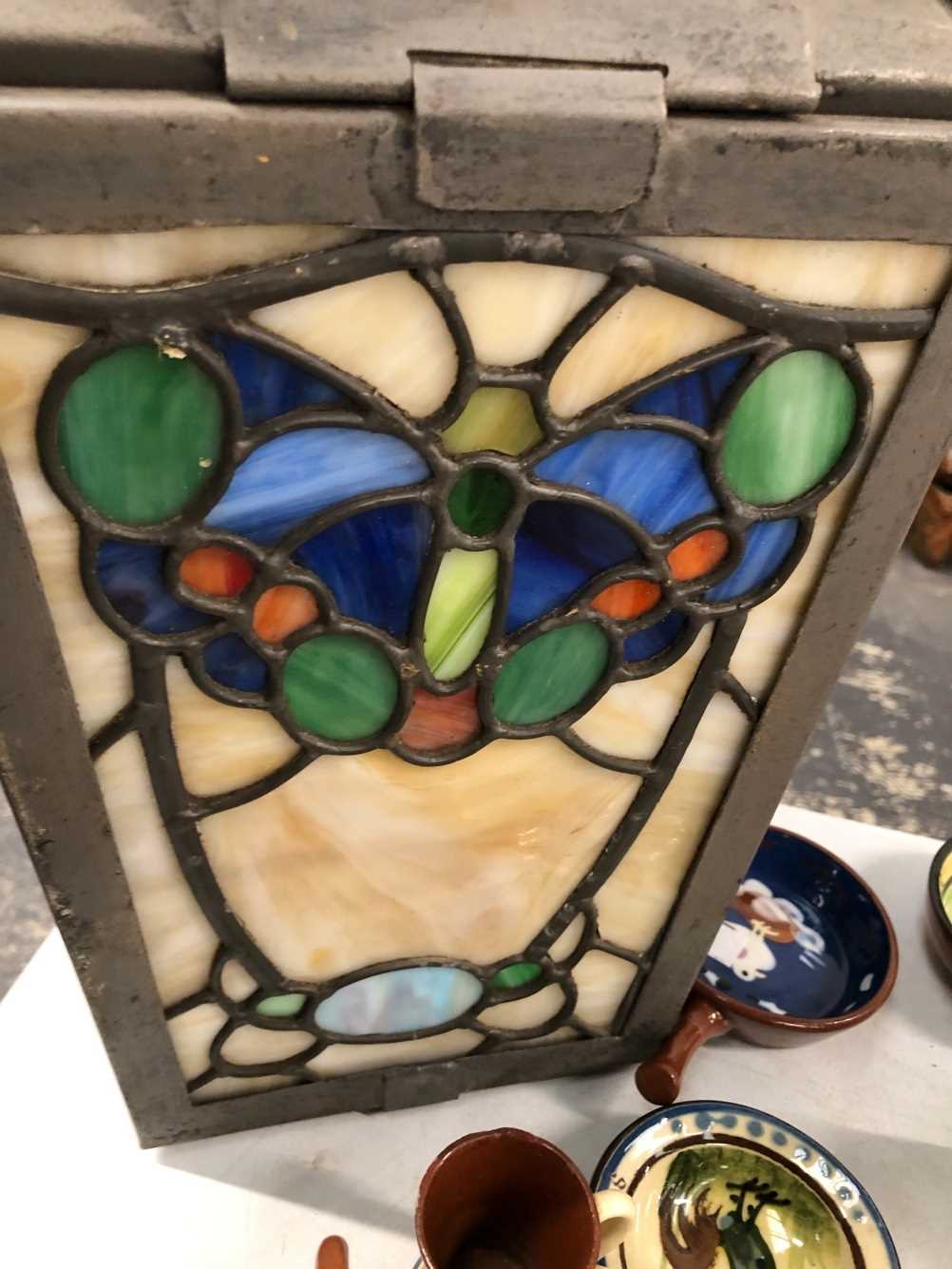 A lantern the leaded glass worked with butterflies There is a large pane cracked, which has been - Bild 10 aus 11