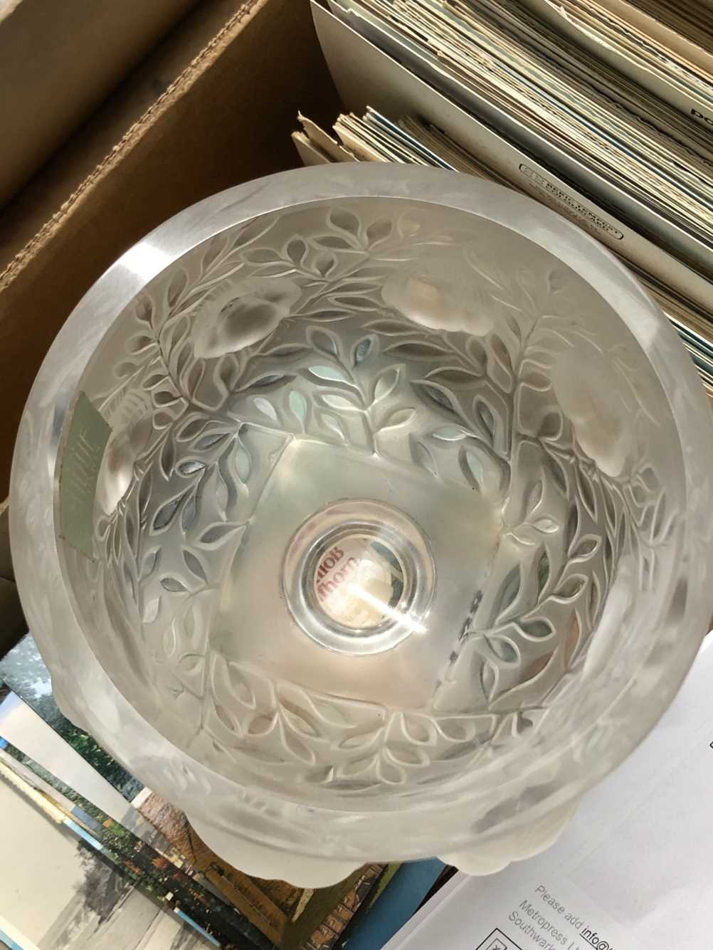 A Lalique Elisabeth pattern frosted glass vase moulded with songbirds amongst foliage together - Image 5 of 8