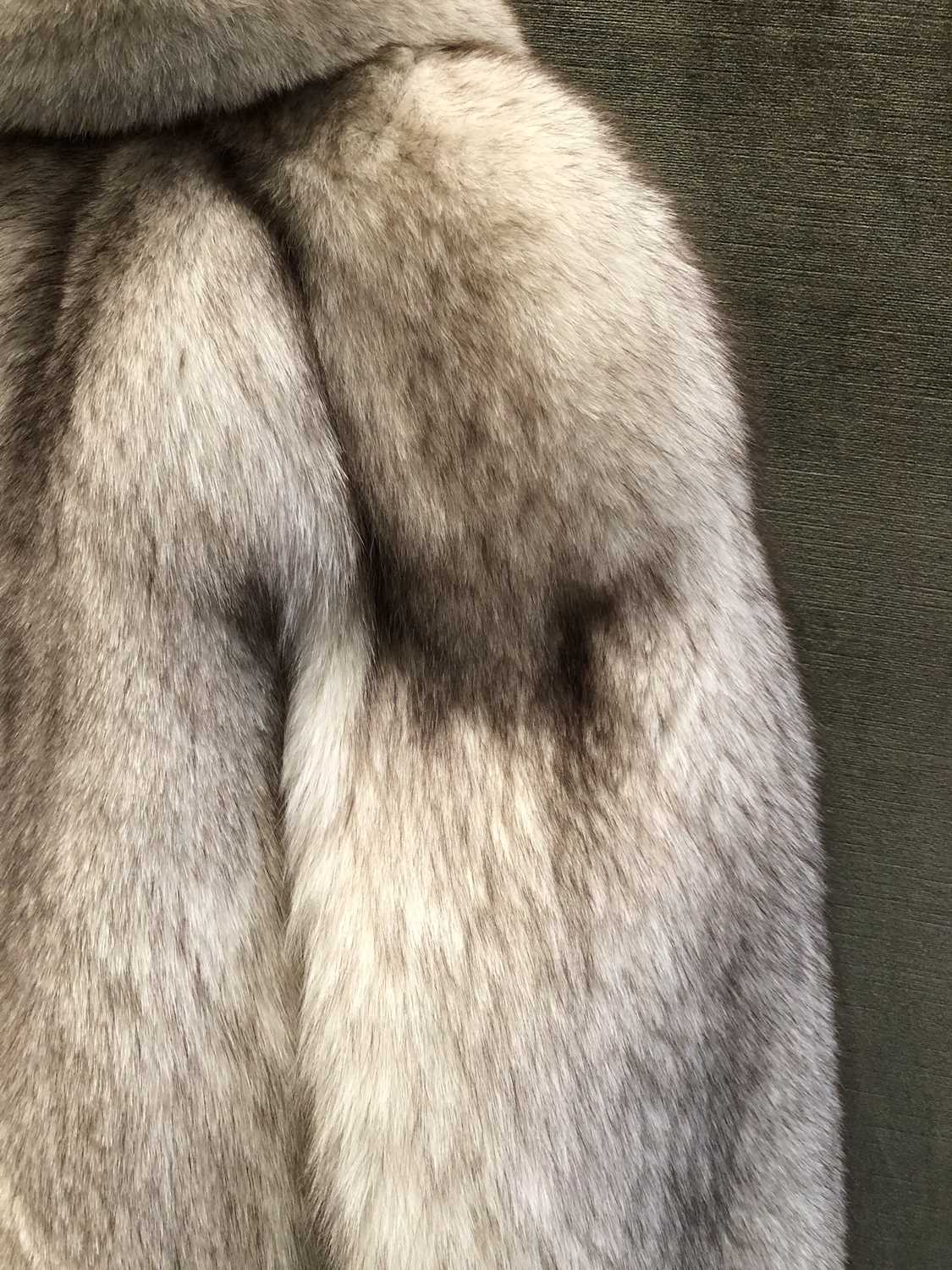 A lady's fur coat possibly Mink. Shoulder to cuff 64cm, armpit to armpit 56cm, shoulder to hem - Image 10 of 14