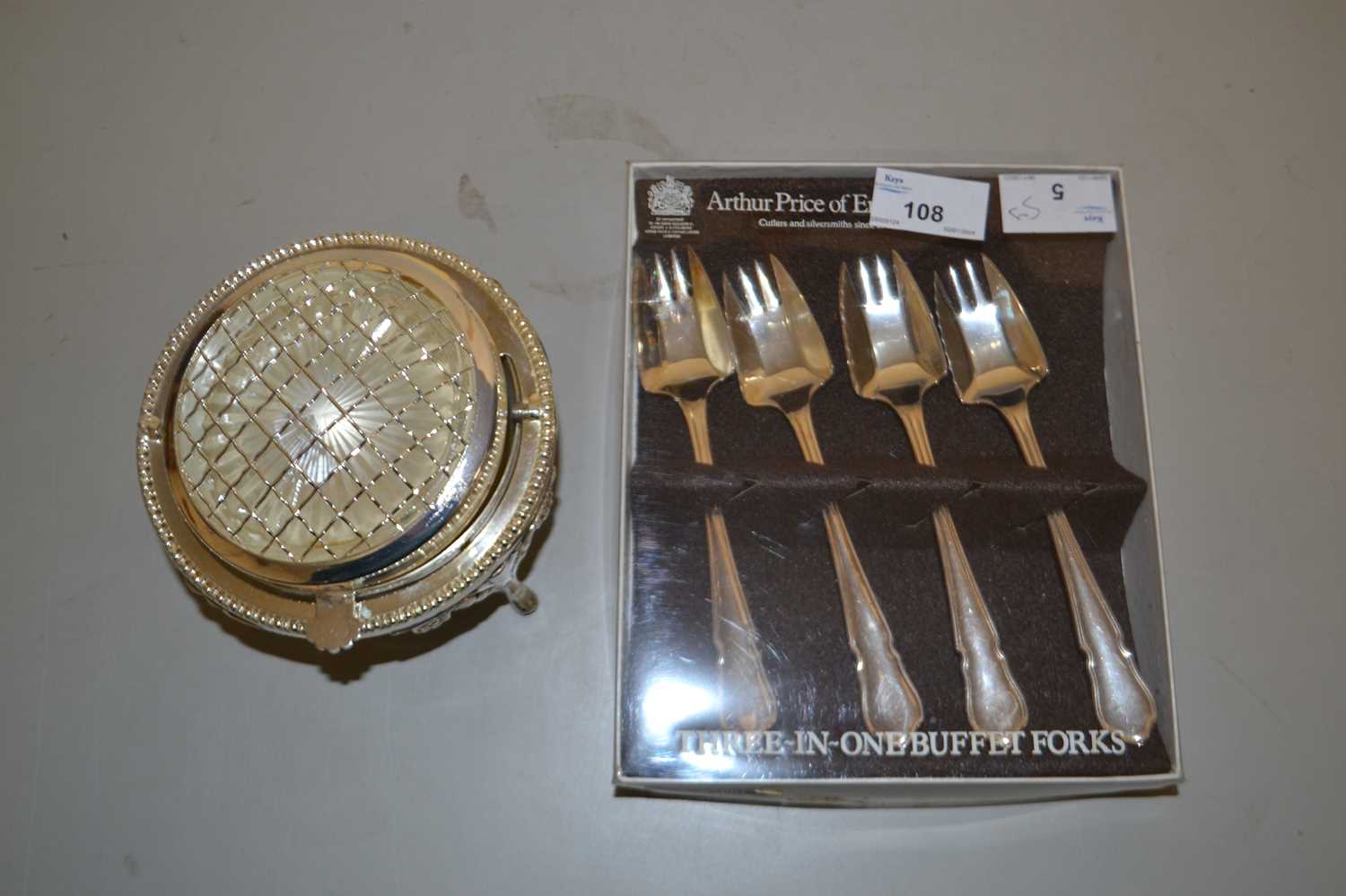 Mixed Lot: Various assorted silver plated cutlery and other items