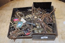 Box of various assorted vintage keys