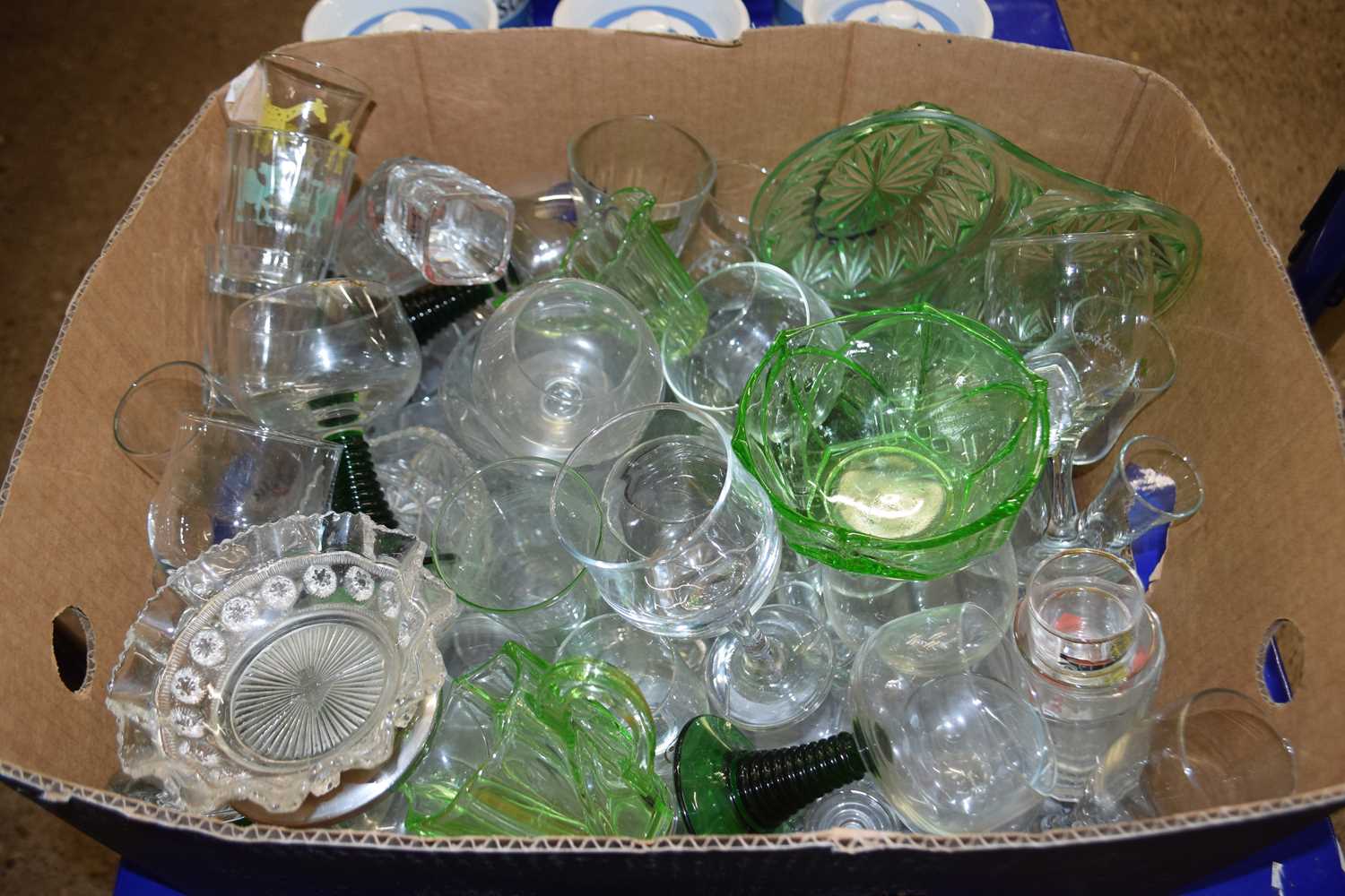 Mixed Lot: Assorted glass ware