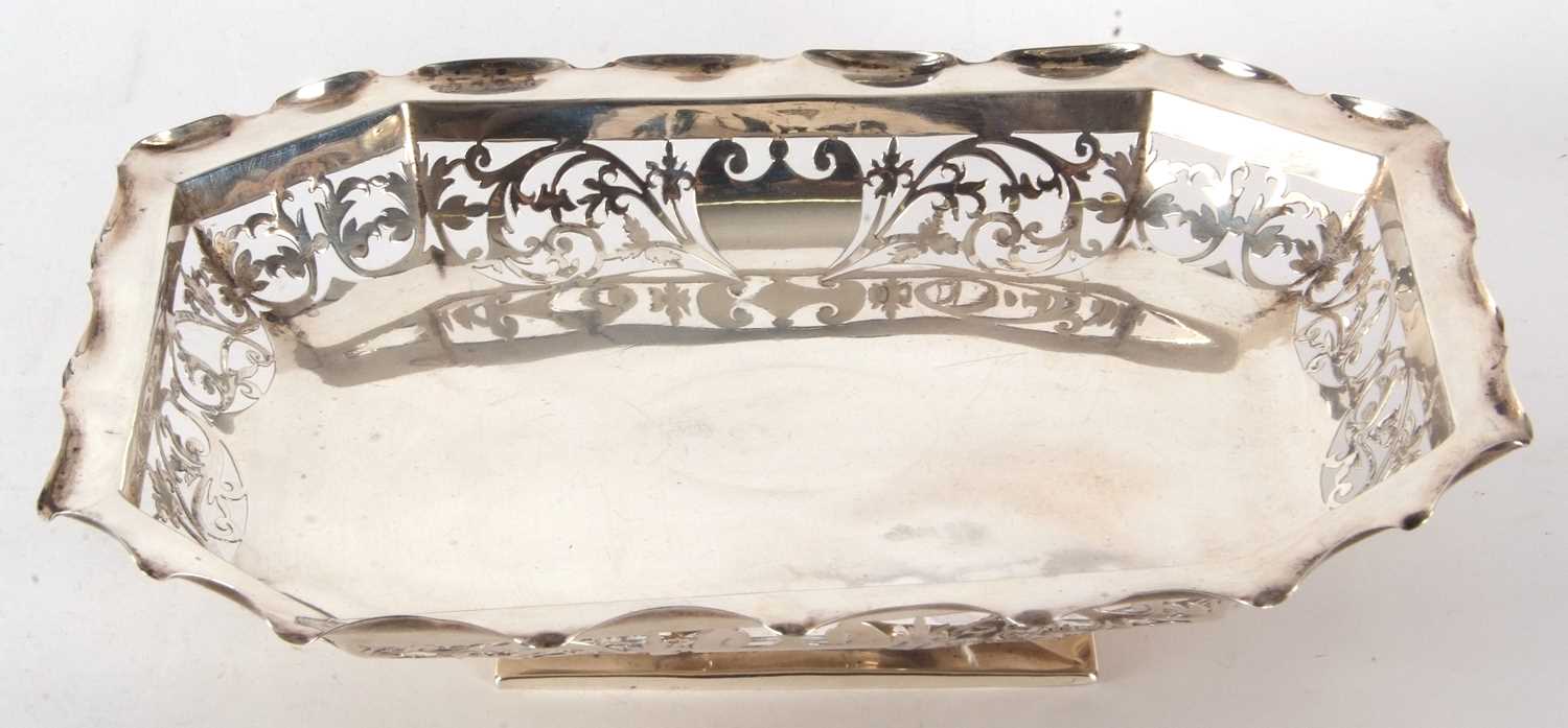 An Edwardian silver bread basket of rectangular form having a crimped edge and pierced border, - Image 2 of 4